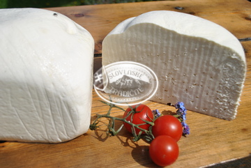 ovčí přírodní sýr ( hrudka)balený 450/kg